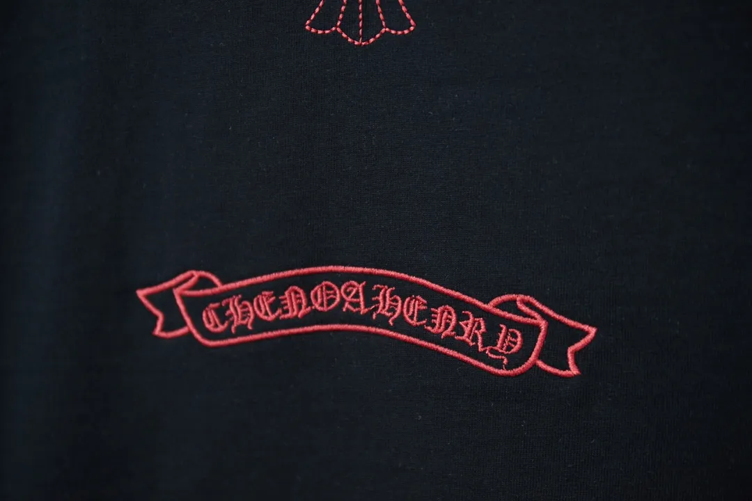 🅿️190 Ch*ome Hearte 25SS early spring new model Leather splicing embroidered Crow Heart short sleeves Light luxury essential item for daily commuting for men and women Correct version Welcome to compare Detailed features · 320g 100% pure cotton double yarn jersey fabric · Custom dyed in the same vat, special thickened 32 pieces double-strand 1X1 thread · Imported Tajima machine embroidery needle embroidery Crow Heart letter logo · Leather patch embroidery with Crow heart pattern · Double-needle stitching across seams · Original main mark, washed tag, branded moisture-proof paper packaging Color: Black/White Size: S/M/L/XL